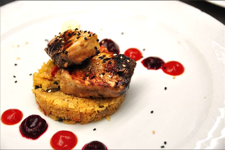 Bonito marinado en soja y sésamo, con cuscús y emulsión de betabel.