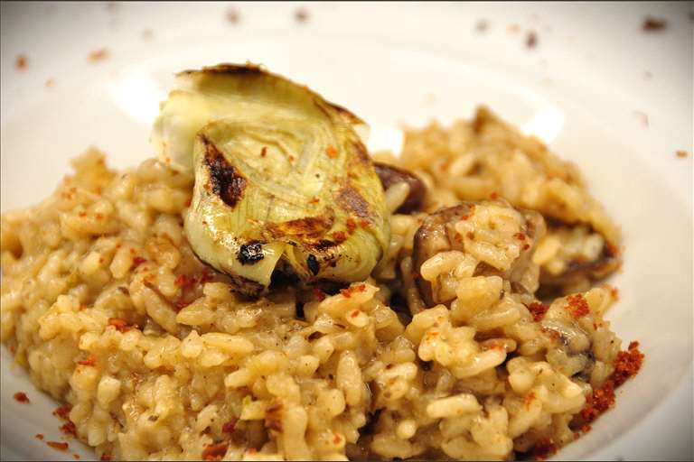 Arroz de setas de temporada, tartufo y flor de alcachofa.