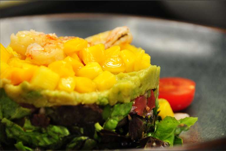 Ensalada fresca de aguacate, mango y gambas, con su vinagreta de miel y mostaza.