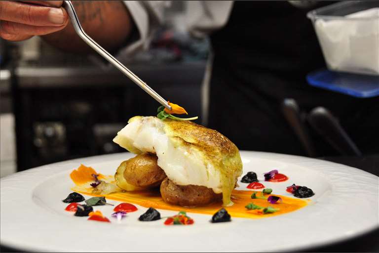 Bacalao confitado al gratén de alioli, parmentier y agridulce de pimienos.