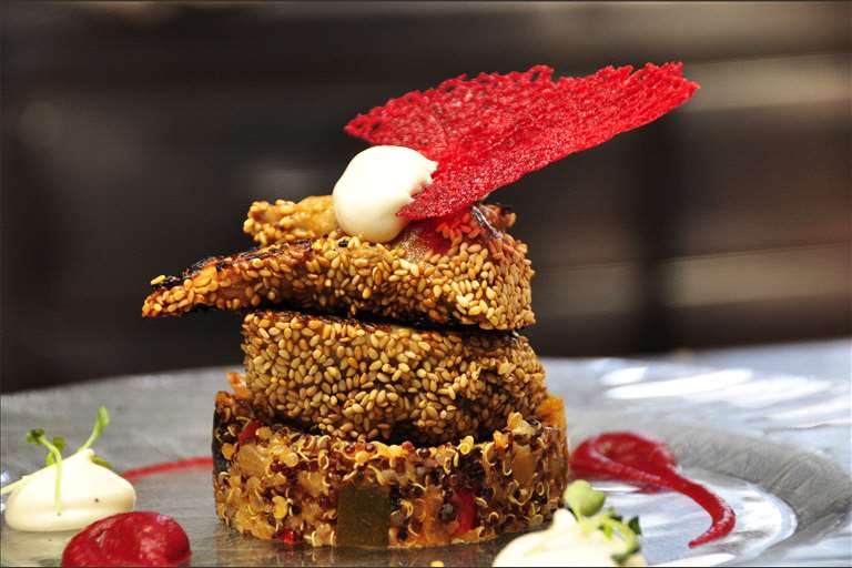 Bonito marinado en soja y sésamo, con quinoa, verduras y mahonesa de lima.