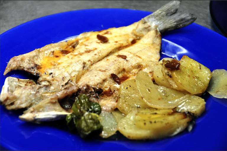 Lubina de ración con salsa de Orio y patatas panadera.