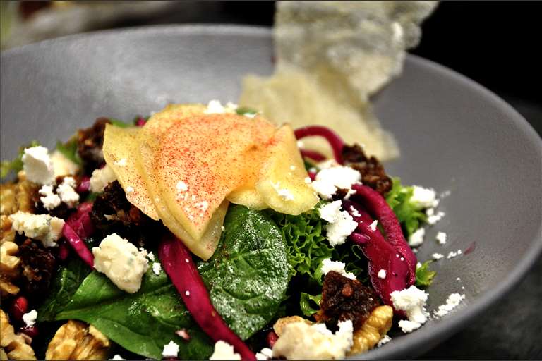 Ensalada de espinacas, champiñones, nueces y queso azul con su vinagreta de mostaza y polvo de AOVE.