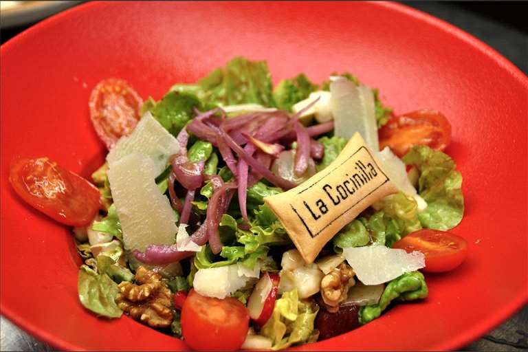 Ensalada de quesos de la zona, membrillo, nueces y vinagreta de miel.