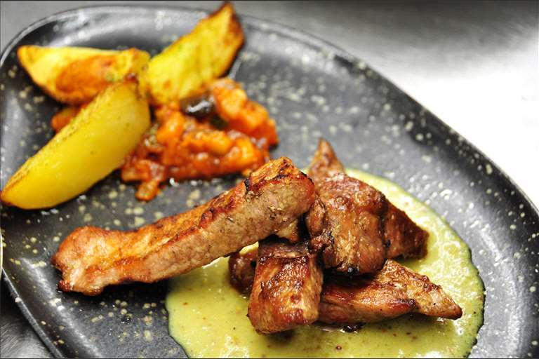 Secreto de Cerdo Ibérico a la brasa, con salsa de mostaza y miel.