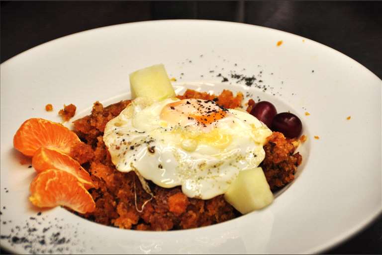 Migas al estilo de los pastores con huevo de corral y uvas.