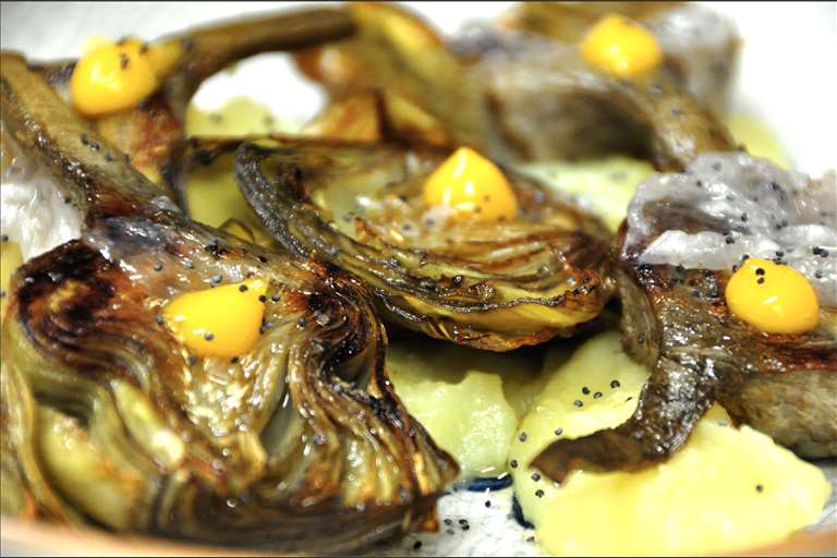 Corazones de alcachofa de Navarra, parmentier trufado, yema curada y velo ibérico.