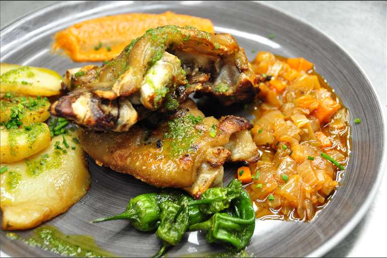 Manitas de cerdo a la brasa y con Romesco.