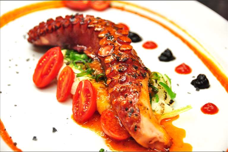 Pata de pulpo a la brasa, patata y Mojo Rojo.