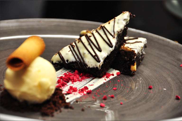 Brownie de chocolate negro y nueces, con helado de chocolate blanco.