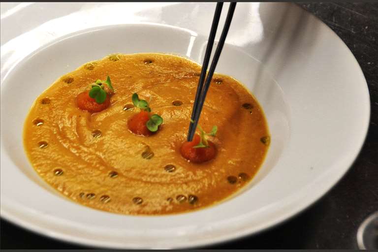 Crema de calabaza, topping dulce y aceite de eneldo.