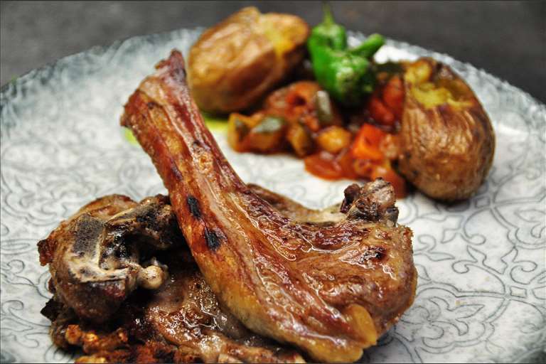 Chuletas de cordero de Torla a la brasa, con patatas y vegetales.