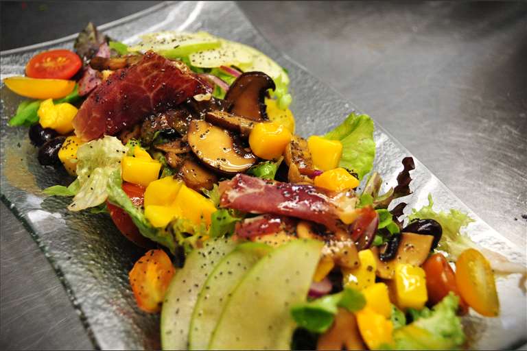Ensalada de frutas de otoño, Jamón de Teruel y vinagreta de manzana.