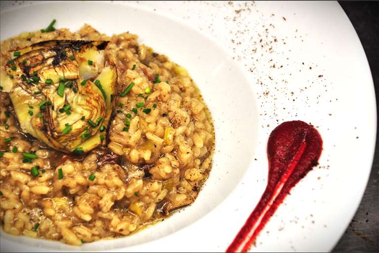 Arroz de setas de temporada, tartufo y flor de alcachofa.