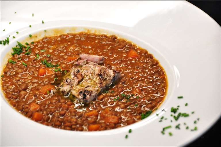 Lentejas Pardinas guisadas con pollo de corral.