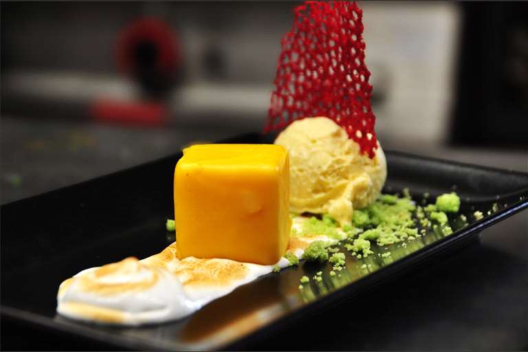 Deconstrucción de Lemon Pie, con helado de vainilla.