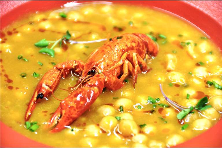 Garbanzos guisados con sepia y cangrejo de río.