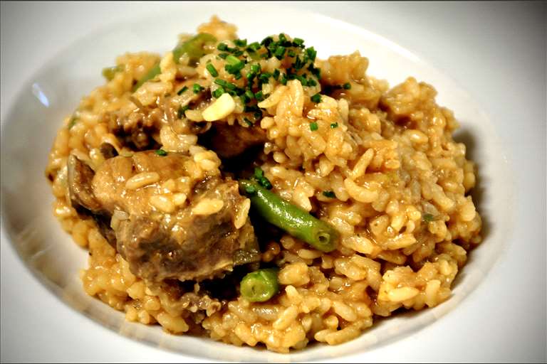 Arroz de conejo y costilla, con judías verdes de temporada.