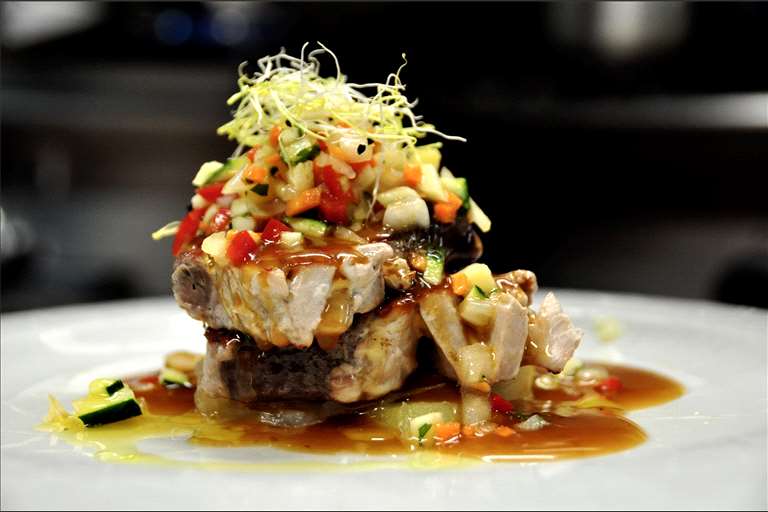 Bonito del Note plancheado con salsa Ponzu y Ratatouille de hortalizas.
