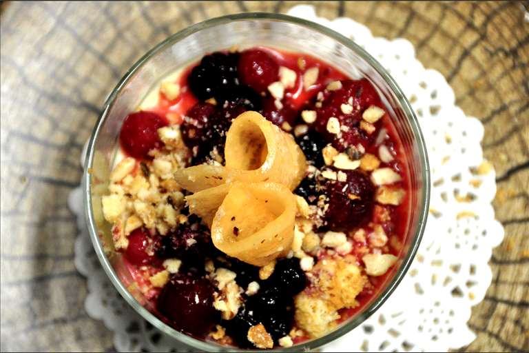 Mousse de mango, frutos rojos y avellana.