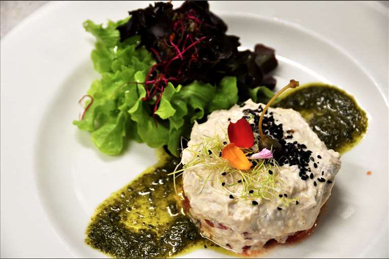 Tartar de Tomate Rosa de Huesca, Rillettes de atún y anchoas con bouquet de lechuguitas.