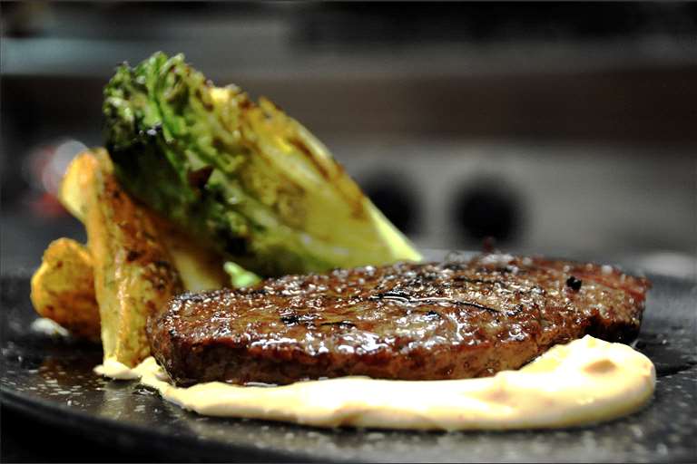 Hamburguesa de Angus a la brasa con su cogollo, mayonesa de Sriracha y patata de luxe.