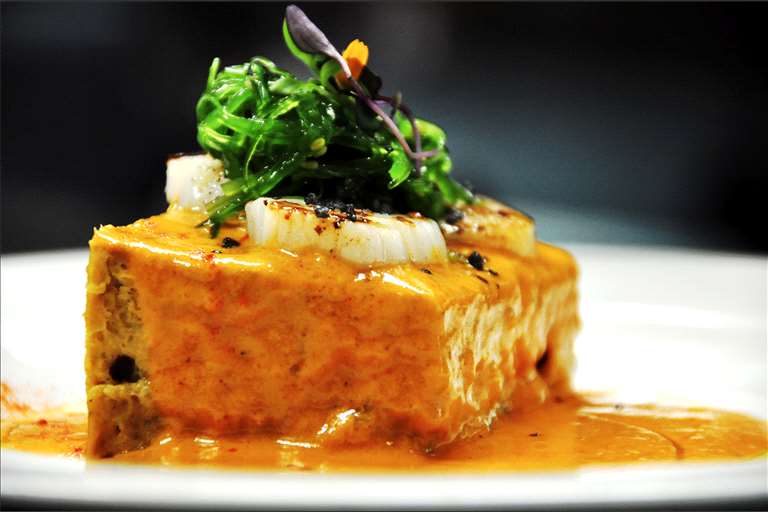 Pastel de pescado y marisco con vieiras y alga Wakame.