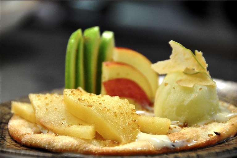 Torta de aceite, crema pastelera y manzana en tres texturas.