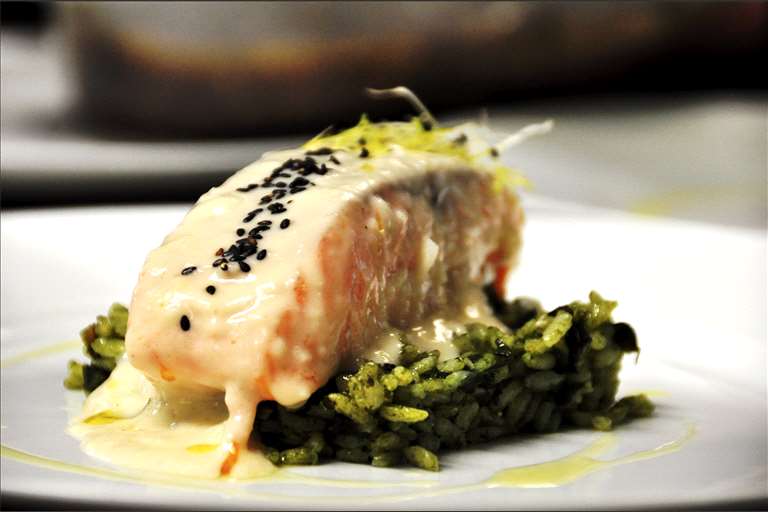Suprema de salmón, suave de cava y lima de arroz verde de espinacas frescas.