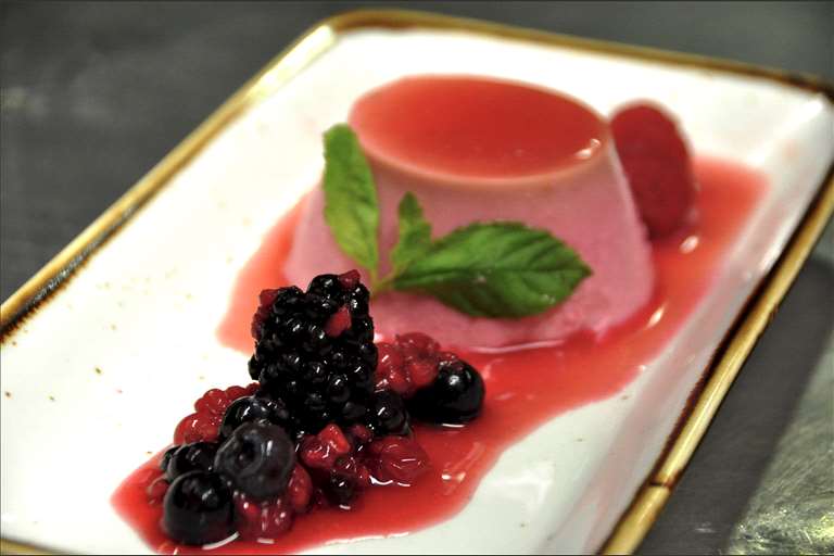 Panna cotta de remolacha con chocolate blanco y frutos rojos.