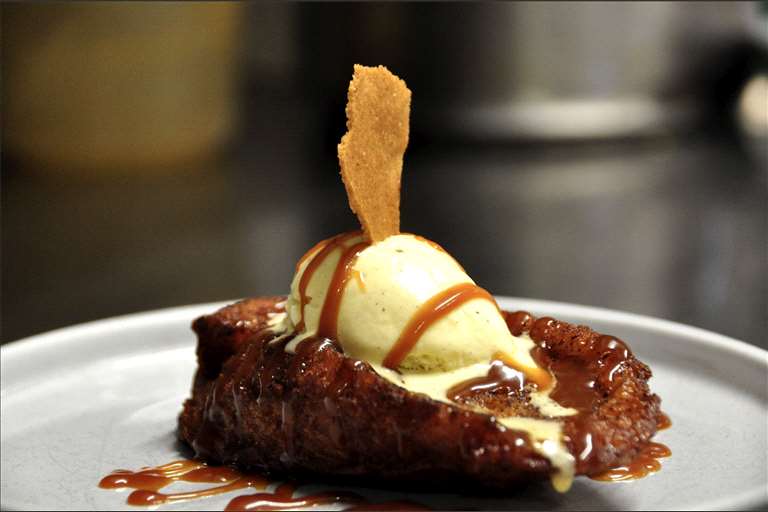 Torrija de pan de pueblo caramelizada, con helado de vainilla y toffee.