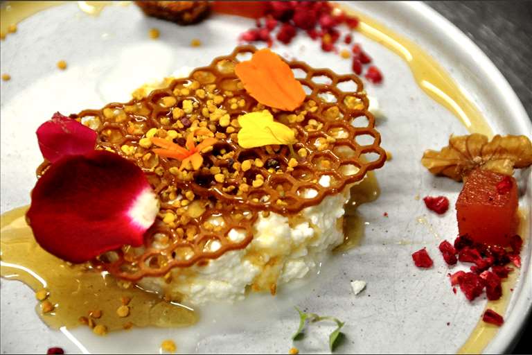 Requesón de Sieso con membrillo, nueces, miel del Pirineo y galleta de miel de caña.