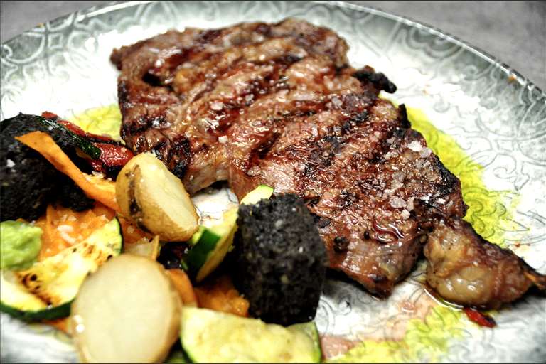 Entrecot de vaca pirenaica a la brasa con su guarnición.