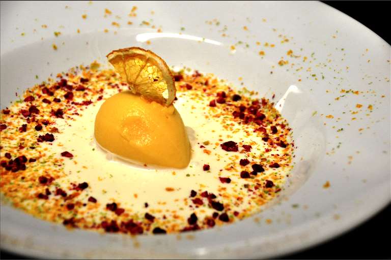 Sopa de chocolate blanco y helado de mandarina.