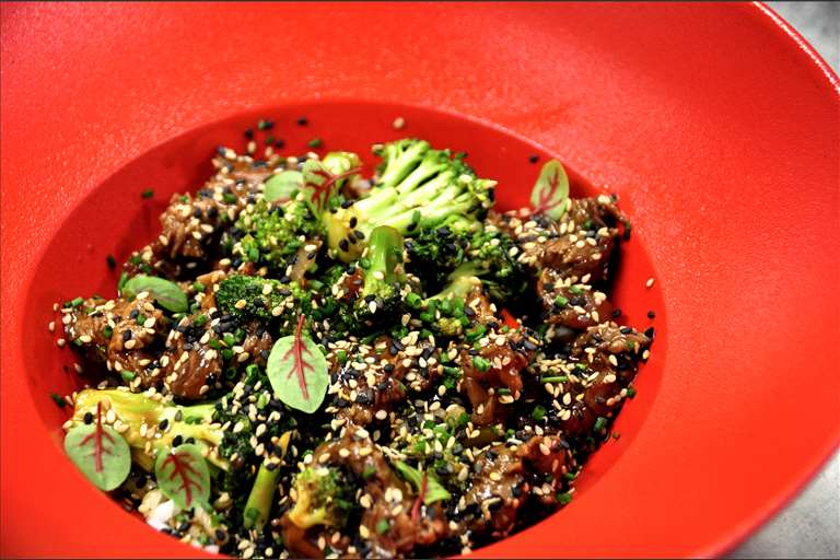 Wok de vaca madurada con arroz y salsa Teriyaki.