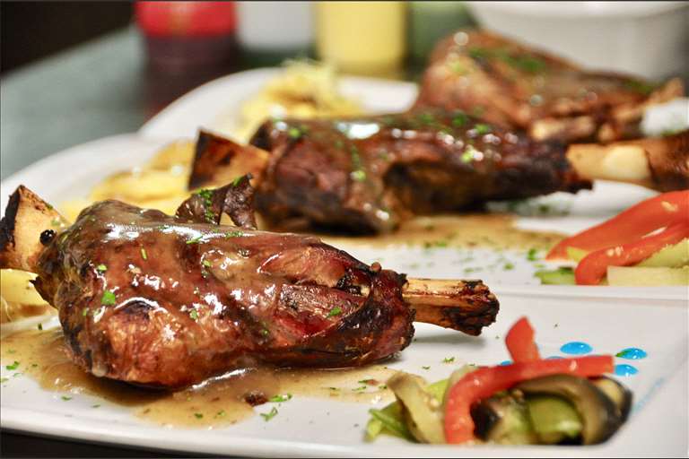 Media paletilla de cordero de Torla en dos cocciones: A baja temperatura y asado, con parmentier de boniato, ajo negro y ajo blanco.